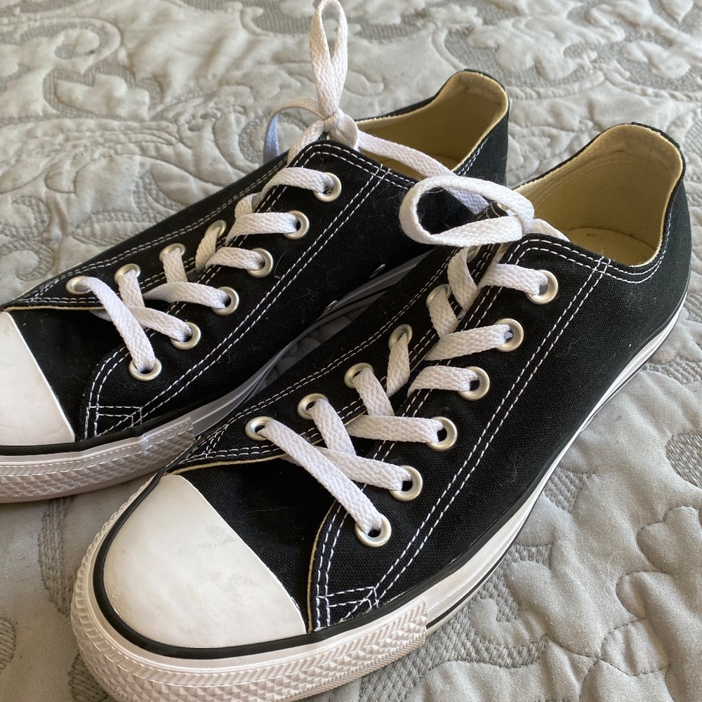 Unisex Converse Allstar Low tops men’s 7/women’s 9 RUN BIG!